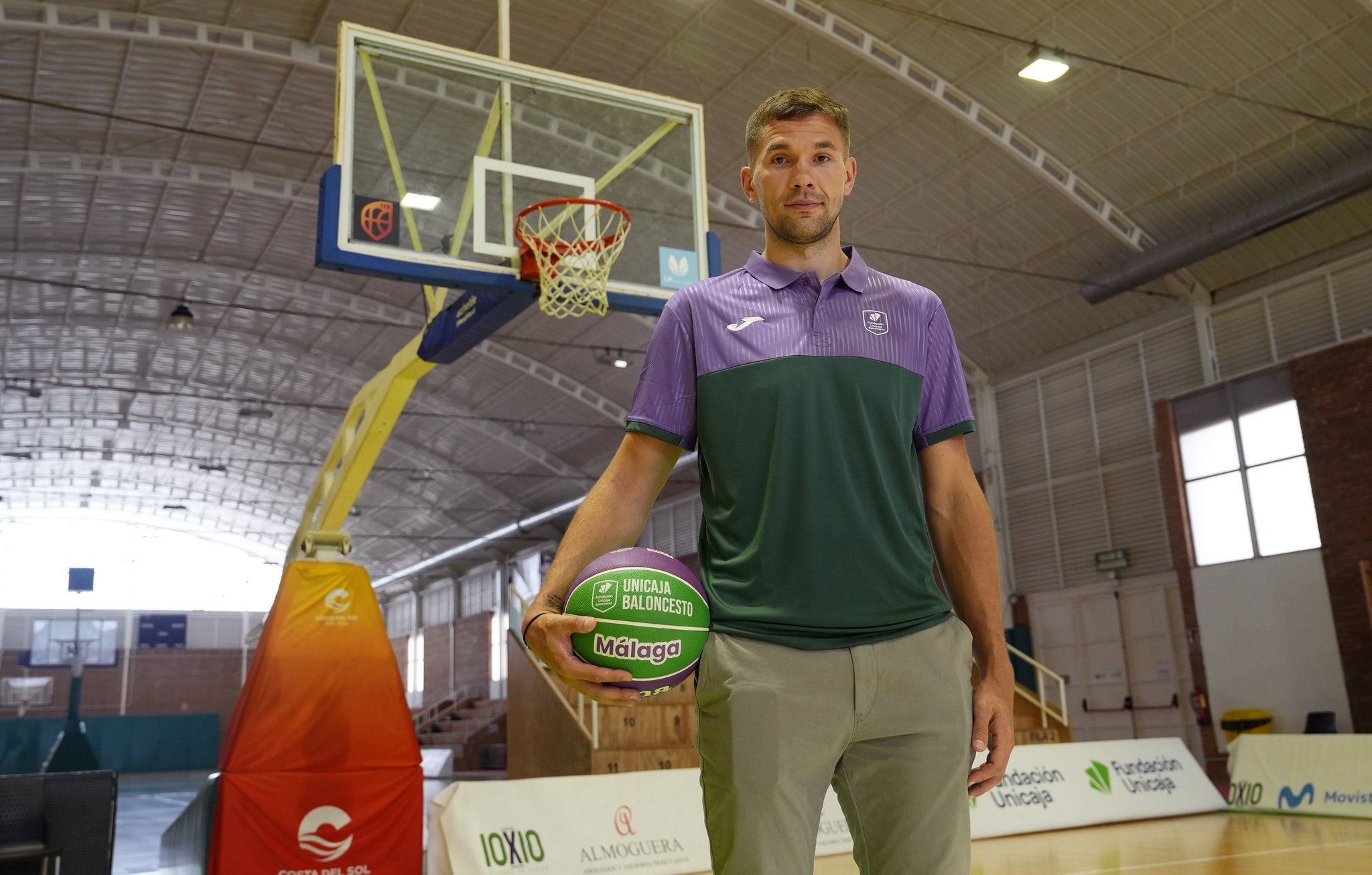 Emir Sulejmanovic ya posa con sus nuevos colores (@unicajaCB)