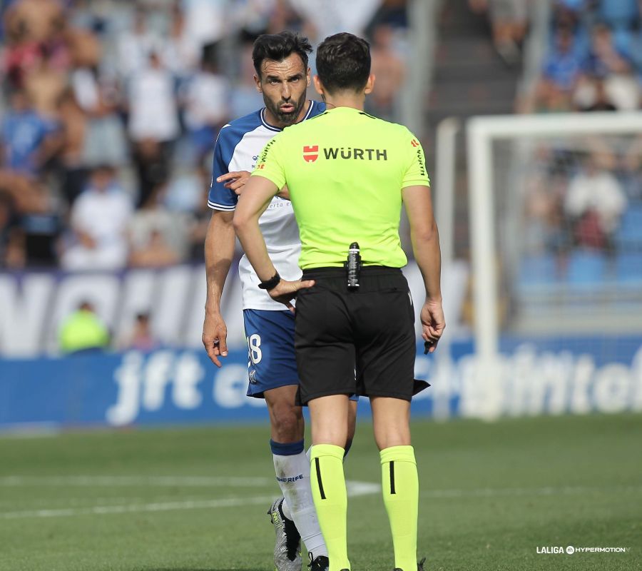 Enric Gallego hablando con un árbitro (LA LIGA)