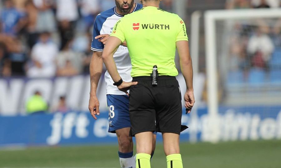 Enric Gallego hablando con el árbitro (LA LIGA)