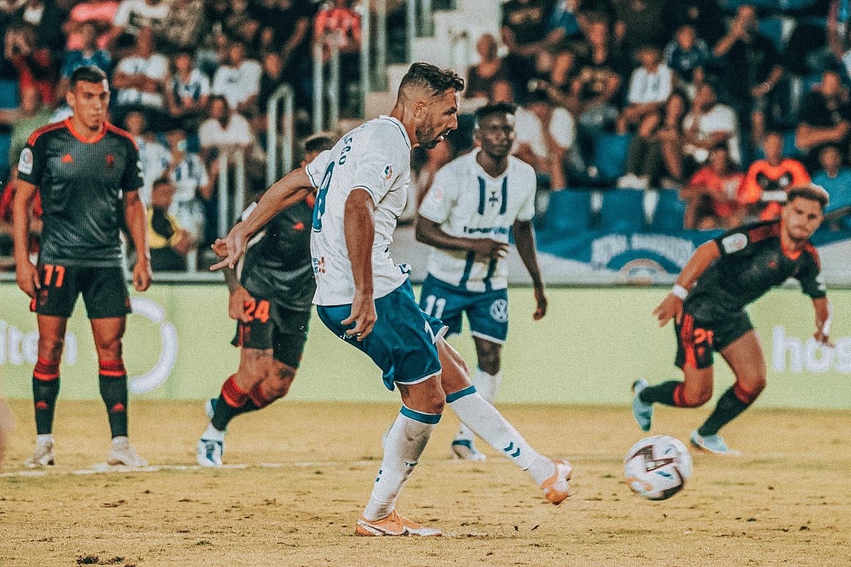 Gallego lanza un penalti ante el Granada (CD TENERIFE).