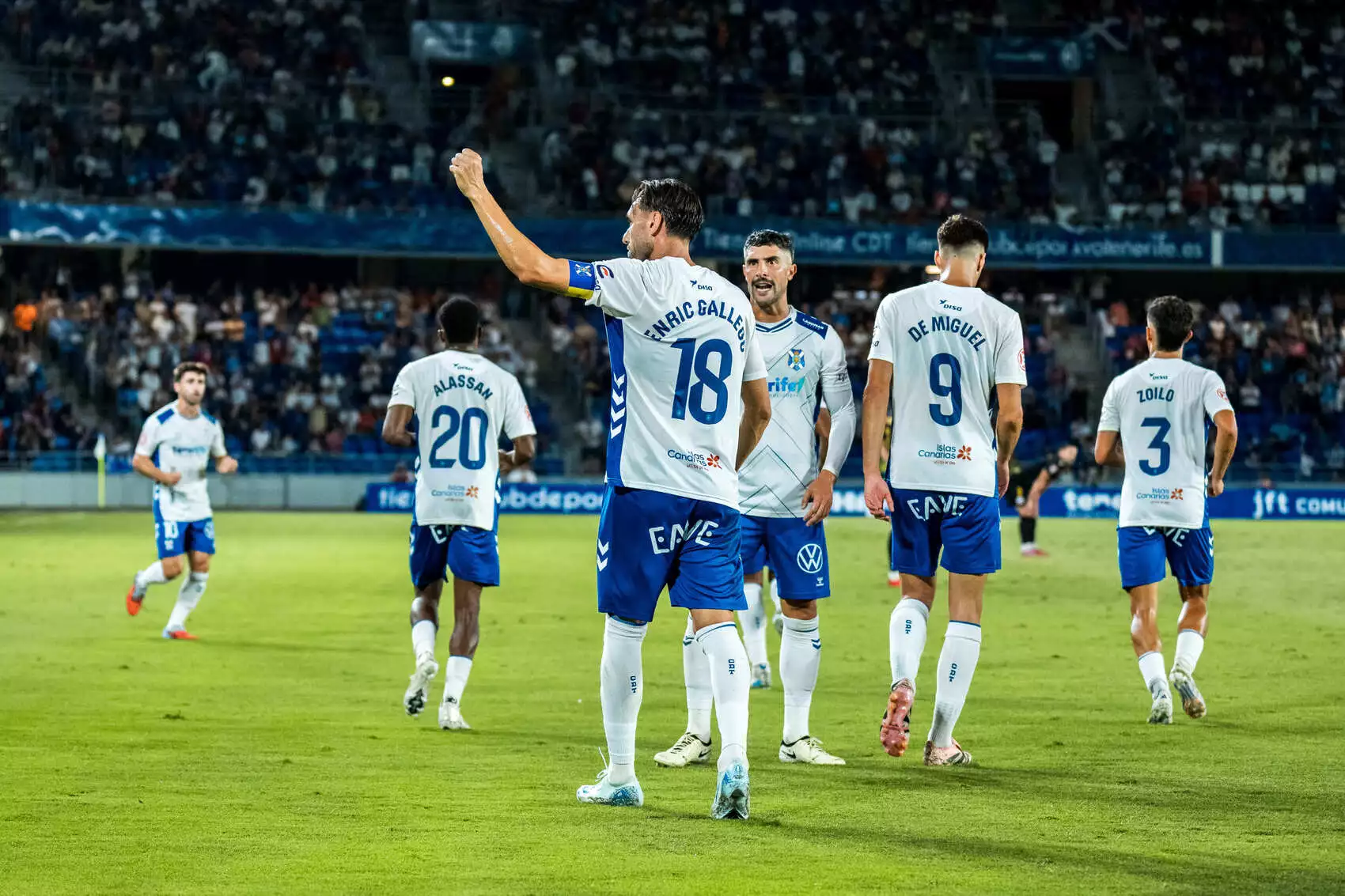 Enric Gallego levanta el puño para celebrar un gol (CD Tenerife)