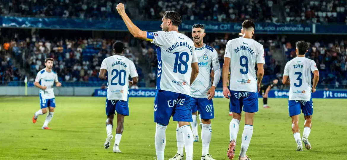 Enric Gallego levanta el puño para celebrar un gol (CD Tenerife)