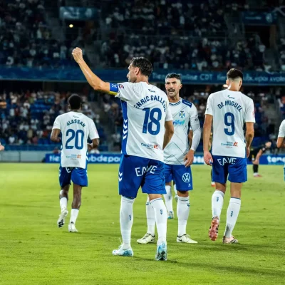Enric Gallego levanta el puño para celebrar un gol (CD Tenerife)