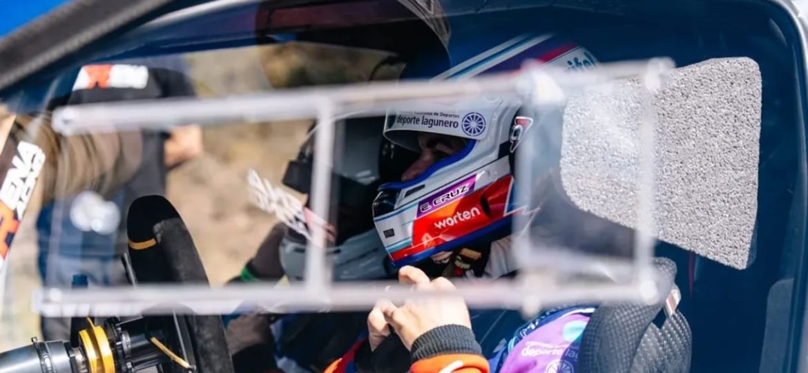 Enrique Cruz dentro de su Toyota Yaris GR Rallye2 (@Cruz_Enrique)|La celebración del equipo de Enrique Cruz tras su última victoria en Adeje (@Cruz_Enrique)|Enrique Cruz