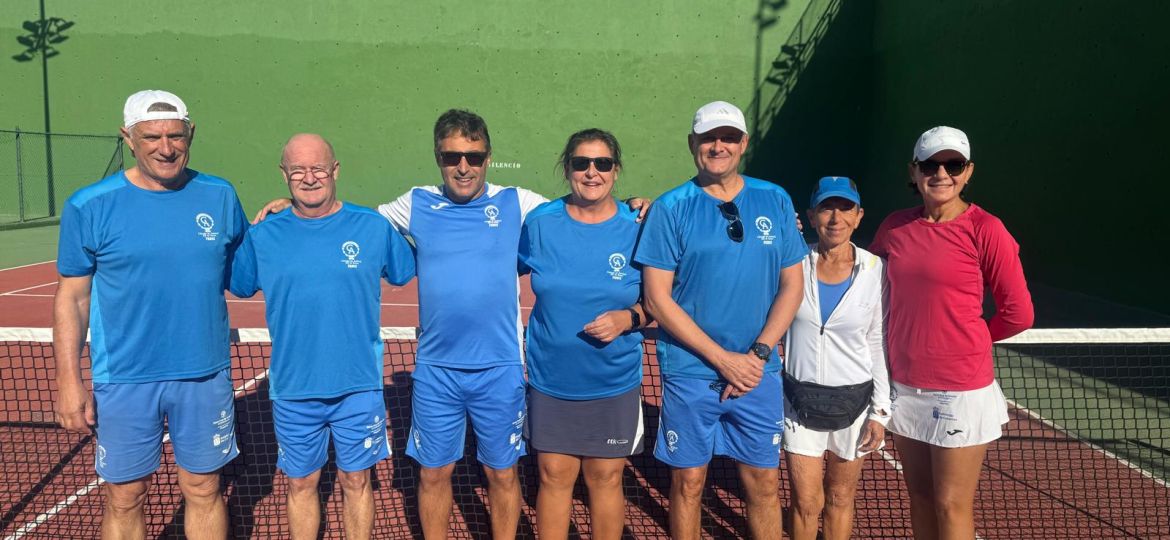Equipo +55 de tenis (CÍRCULO DE AMISTAD XII DE ENERO)|Uno de los equipos de tenis de mesa (CÍRCULO DE AMISTAD XII DE ENERO)