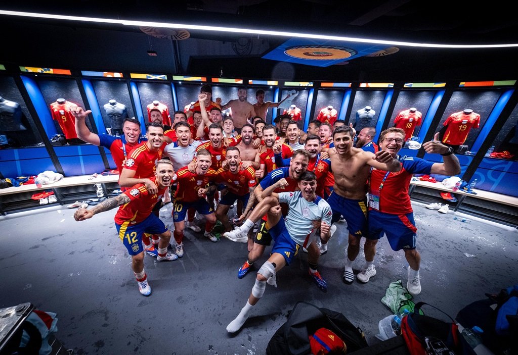 Ayoze y Pedri celebran en el vestuario, junto al resto de compañeros, el pase a semis (@SEFUTBOL).
