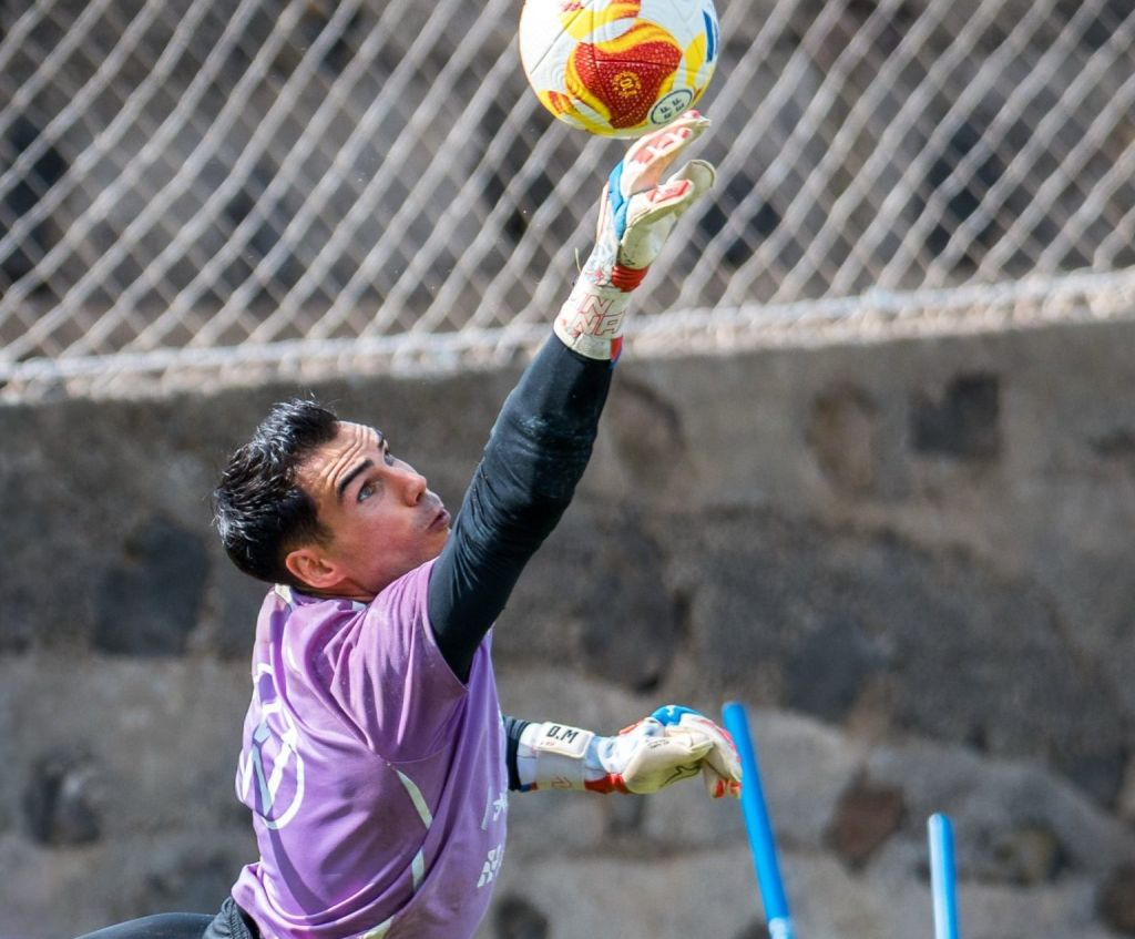 Estirada de Dani Martín durante un entrenamiento (CD Tenerife)