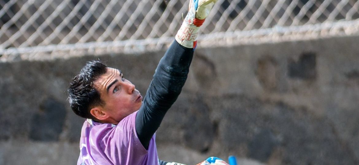 Estirada de Dani Martín durante un entrenamiento (CD Tenerife)