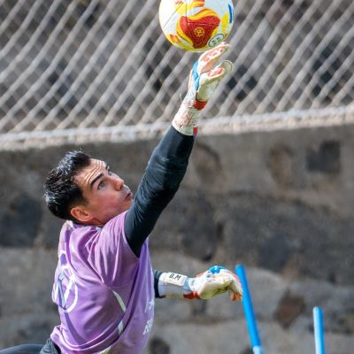 Estirada de Dani Martín durante un entrenamiento (CD Tenerife)