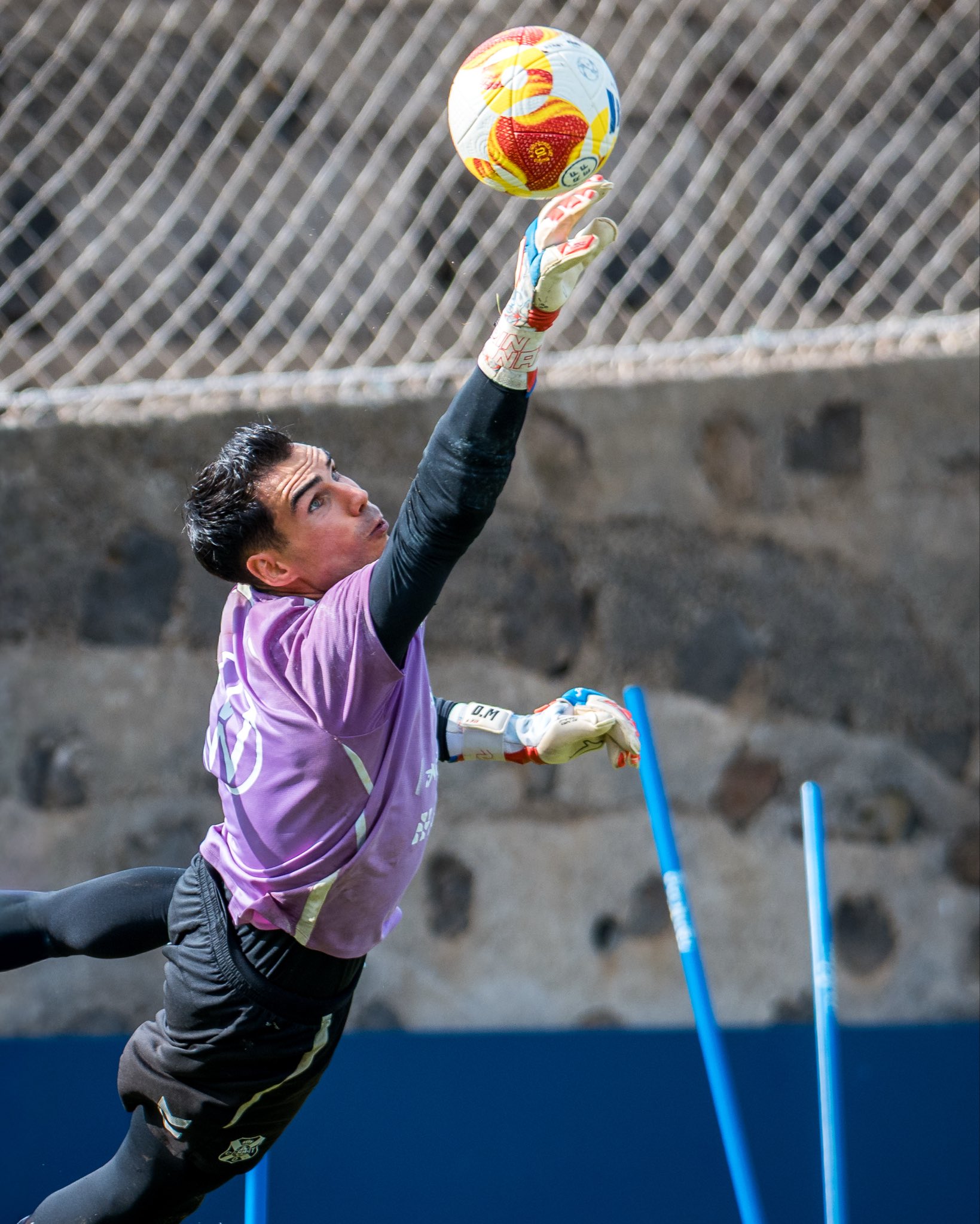 Estirada de Dani Martín durante un entrenamiento (CD Tenerife)