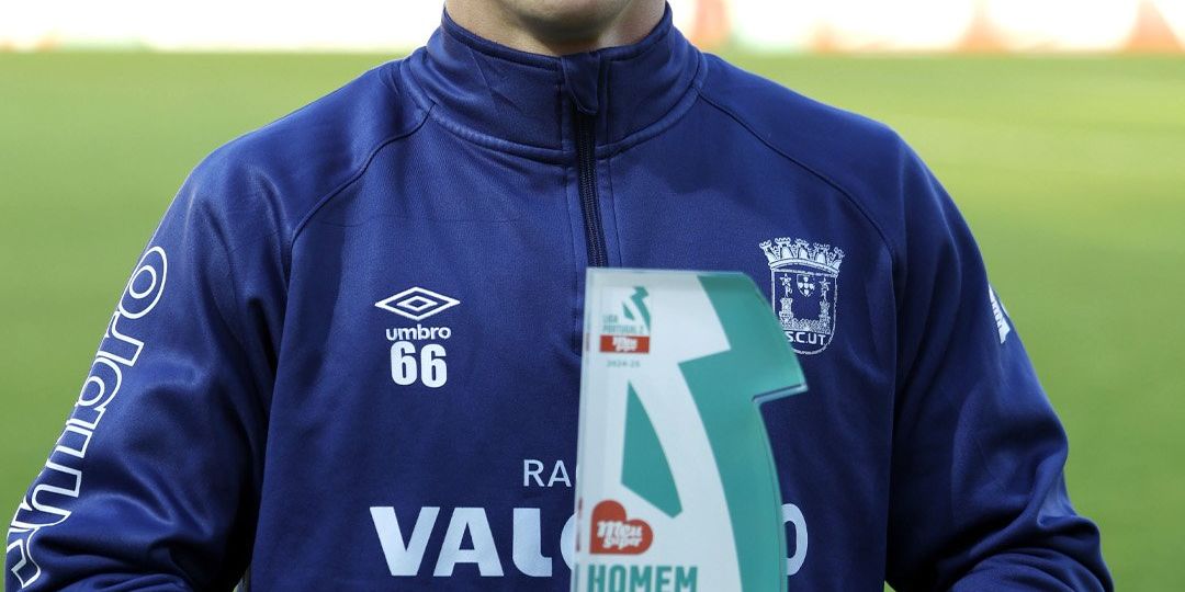 Ethyan González con el trofeo de mejor jugador del partido (@scu_torreense)
