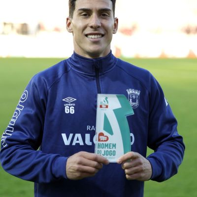 Ethyan González con el trofeo de mejor jugador del partido (@scu_torreense)