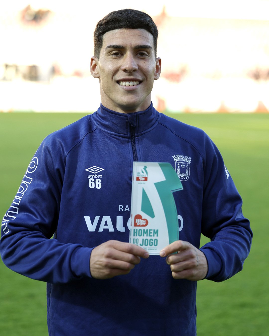 Ethyan González con el trofeo de mejor jugador del partido (@scu_torreense)