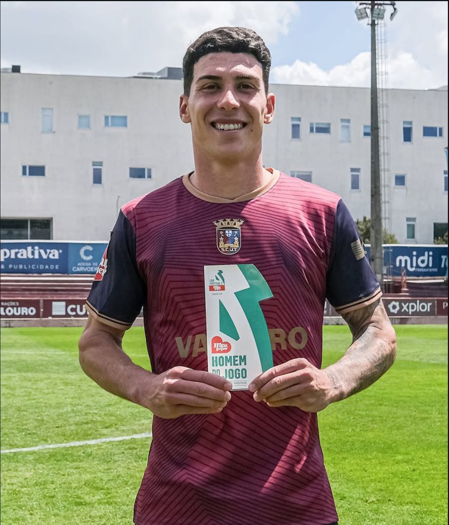Ethyan posa con el trofeo de mejor jugador del partido (@scu_torreense)|Kike Salas después de anotar su gol (LaLiga).jpeg|Nacho Martínez celebra su gol ante el Zaragoza (LaLiga)|Dani Gómez celebra el gol de la victoria ante el Cartagena (LaLiga)
