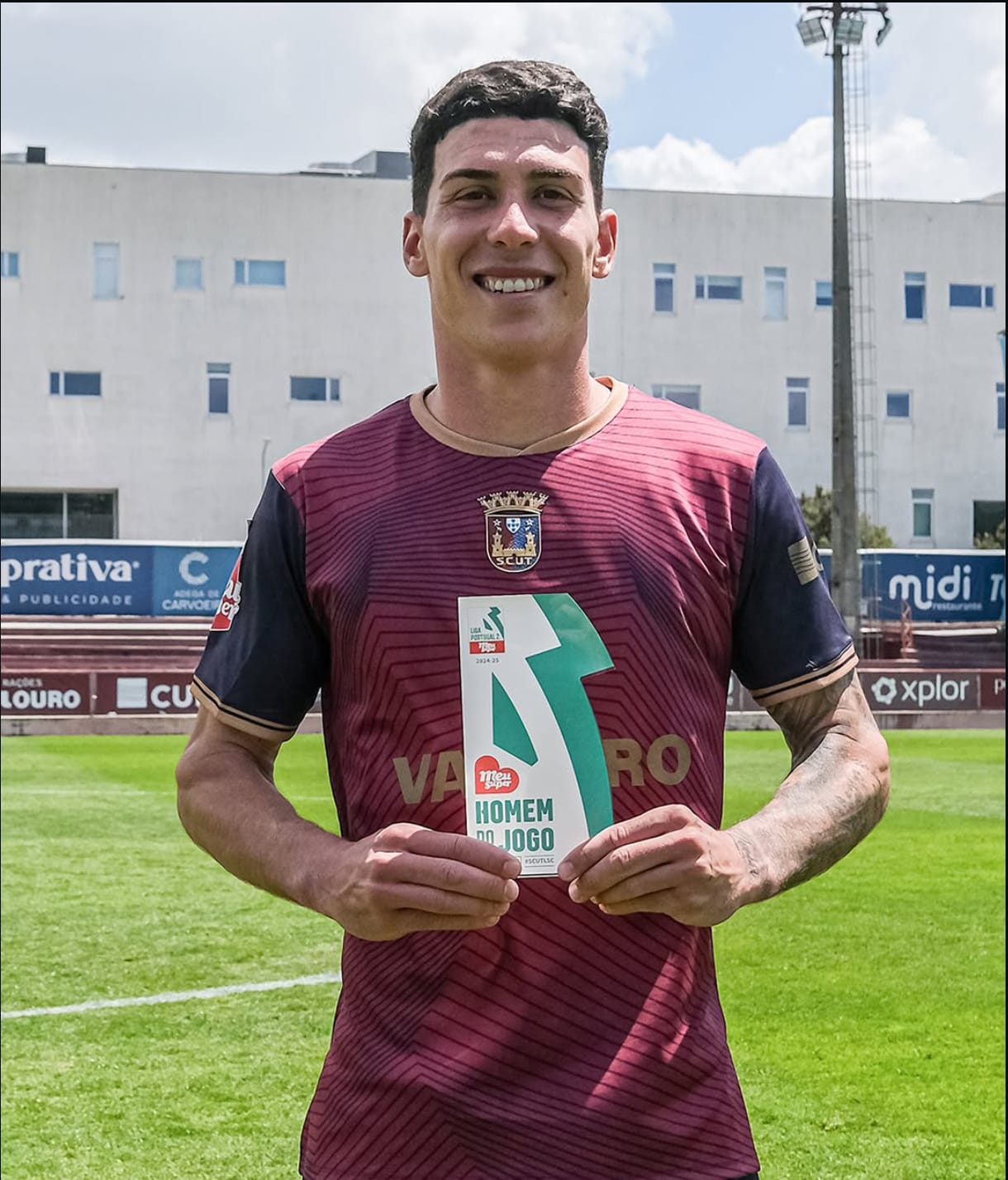 Ethyan posa con el trofeo de mejor jugador del partido (@scu_torreense)