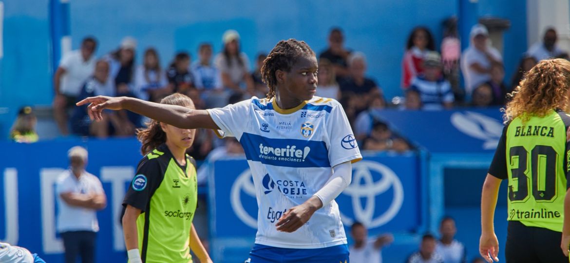 Fatou Dembelé de azul y blanco (CEDIDA)