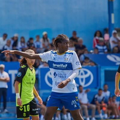 Fatou Dembelé de azul y blanco (CEDIDA)