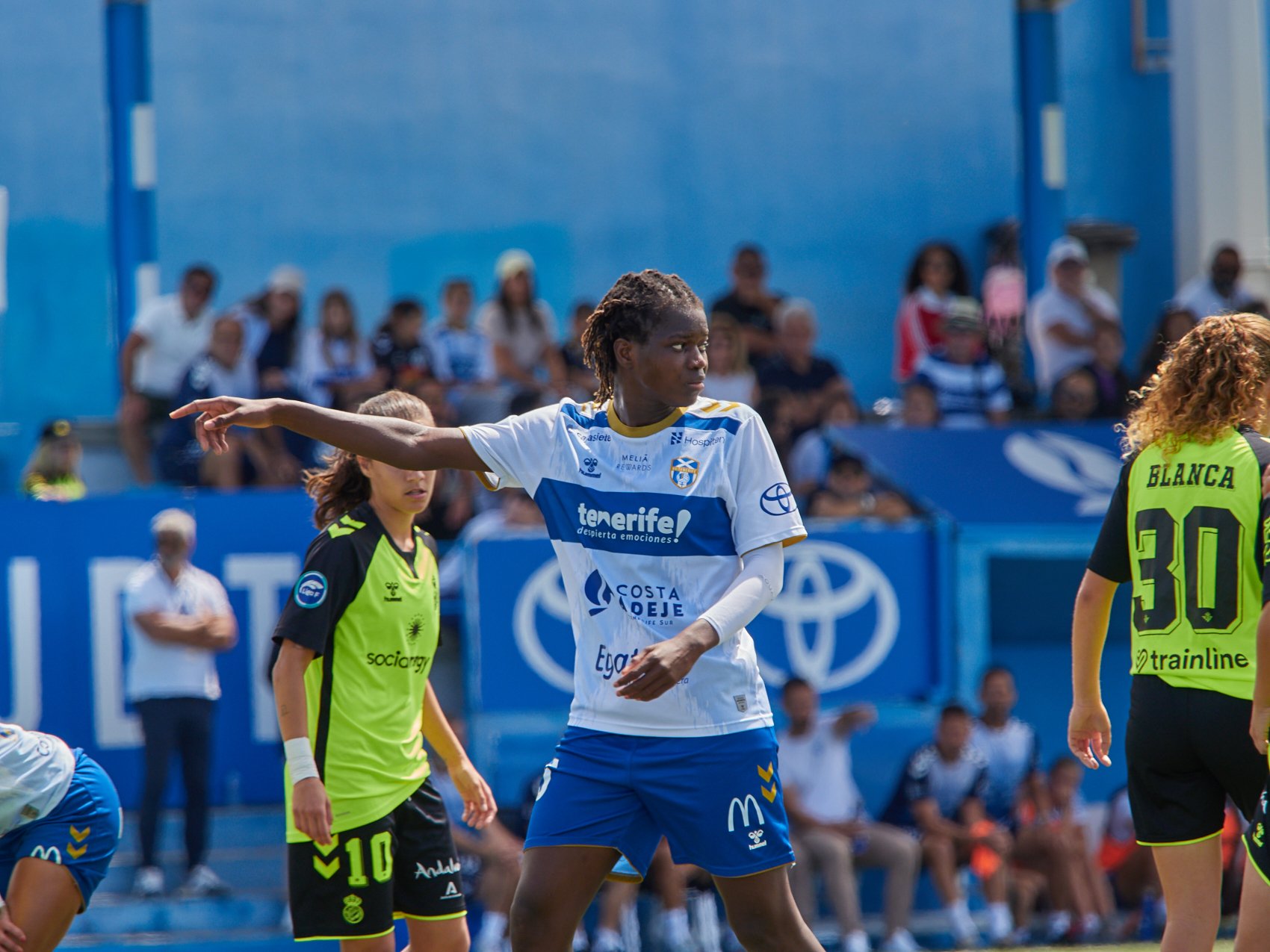 Fatou Dembelé de azul y blanco (CEDIDA)