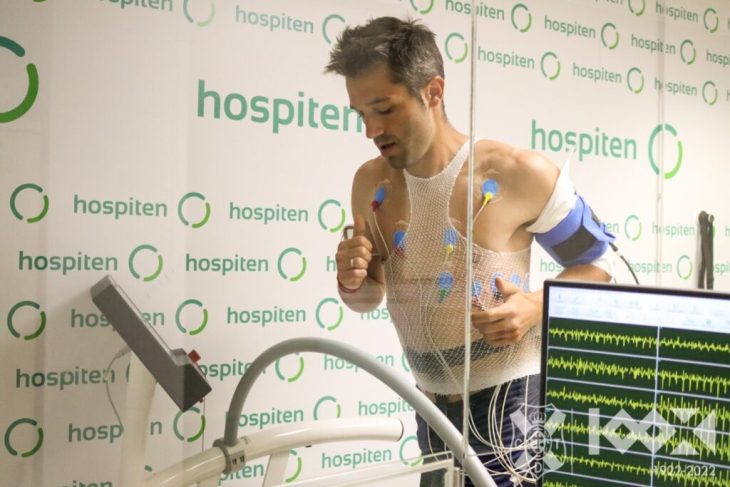 Aitor Sanz pasando el reconocimiento médico en Hospiten (CD TENERIFE)