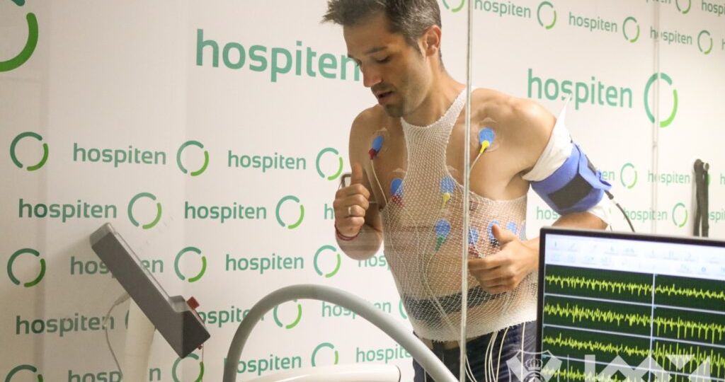 Aitor Sanz pasando el reconocimiento médico en Hospiten (CD TENERIFE)