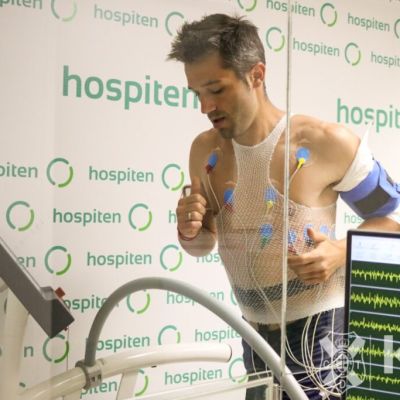 Aitor Sanz pasando el reconocimiento médico en Hospiten (CD TENERIFE)