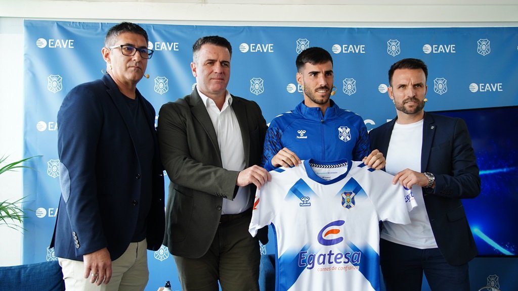 Ayoze, junto a Mauro y Fabio en la presentación oficial del centrocampista (CD TENERIFE).