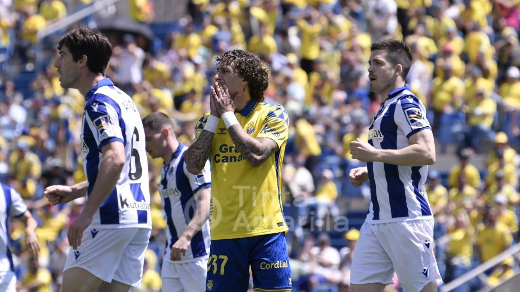 Fabio Silva se lamenta ante dos jugadores de la Real (TINTAAMARILLAES / C. TORRES)