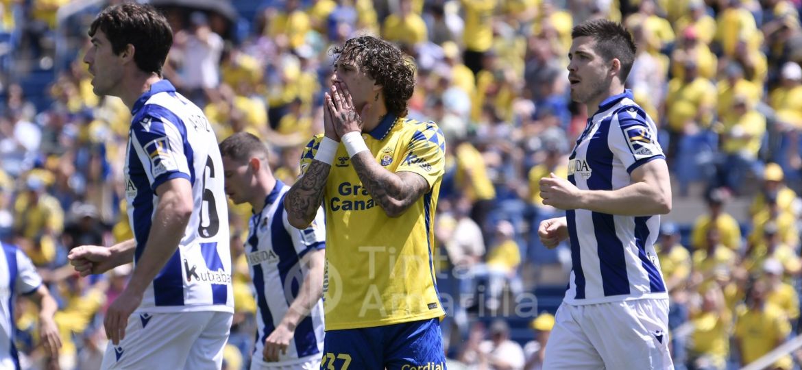 Fabio Silva se lamenta ante dos jugadores de la Real (TINTAAMARILLAES / C. TORRES)