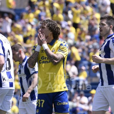 Fabio Silva se lamenta ante dos jugadores de la Real (TINTAAMARILLAES / C. TORRES)