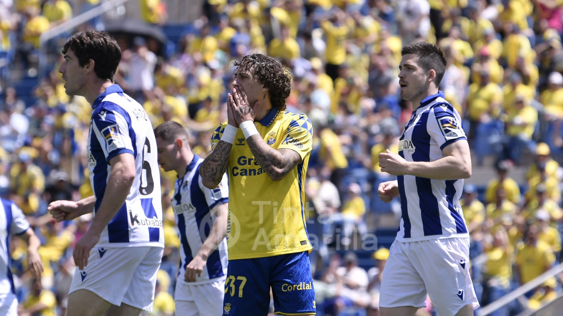 Fabio Silva se lamenta ante dos jugadores de la Real (TINTAAMARILLAES / C. TORRES)