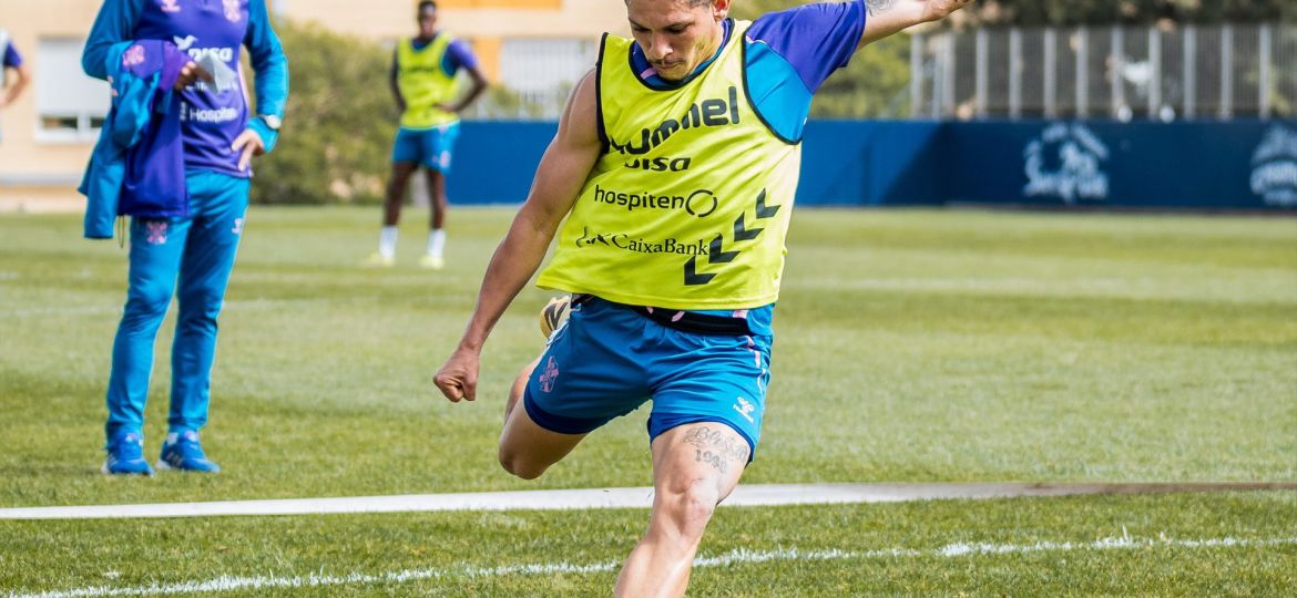 Fabricio dispara a puerta bajo la atenta mirada de Cervera (CD Tenerife)