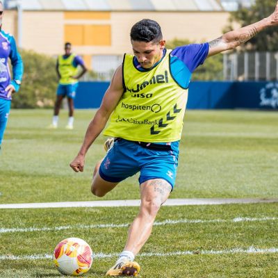 Fabricio dispara a puerta bajo la atenta mirada de Cervera (CD Tenerife)