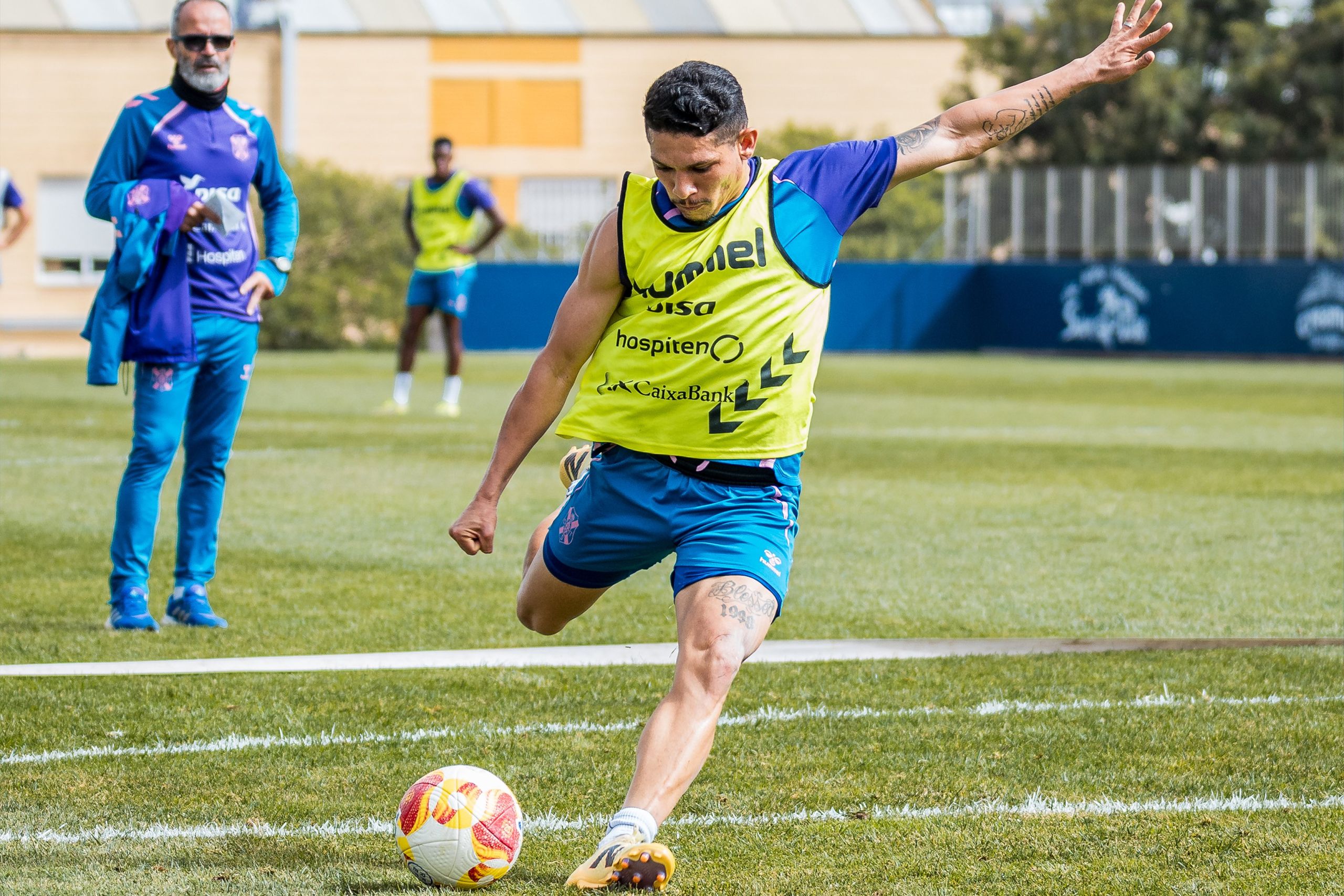 Fabricio dispara a puerta bajo la atenta mirada de Cervera (CD Tenerife)