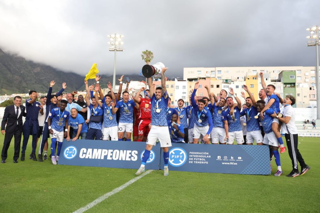Facu Valiente levantando la Copa Heliodoro (@FIFTenerife)|Lance del juego en la final de la Copa Heliodoro (@CdtCantera)|El CD Marino celebra el título (@fiftenerife)