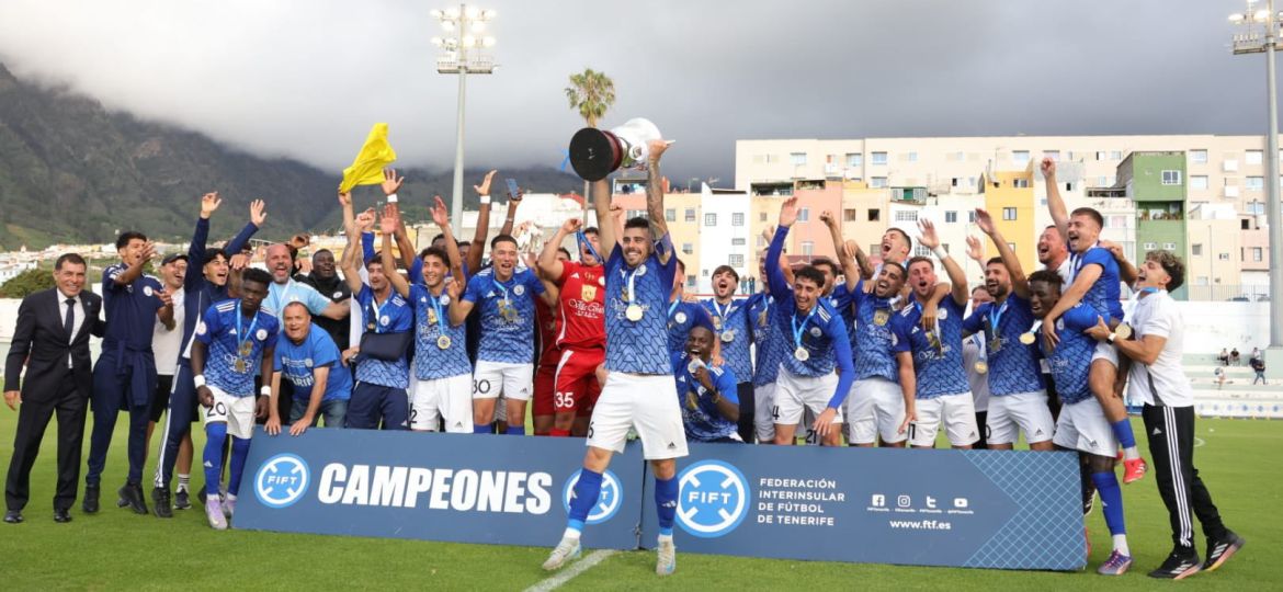 Facu Valiente levantando la Copa Heliodoro (@FIFTenerife)|Lance del juego en la final de la Copa Heliodoro (@CdtCantera)|El CD Marino celebra el título (@fiftenerife)