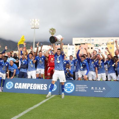 Facu Valiente levantando la Copa Heliodoro (@FIFTenerife)|Lance del juego en la final de la Copa Heliodoro (@CdtCantera)|El CD Marino celebra el título (@fiftenerife)