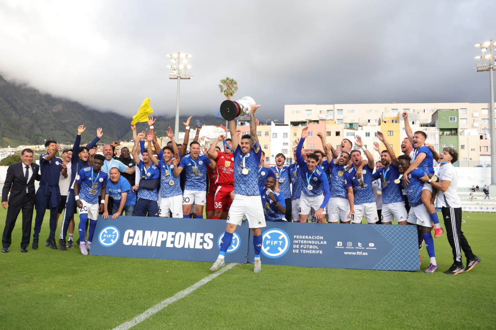 Facu Valiente levantando la Copa Heliodoro (@FIFTenerife)