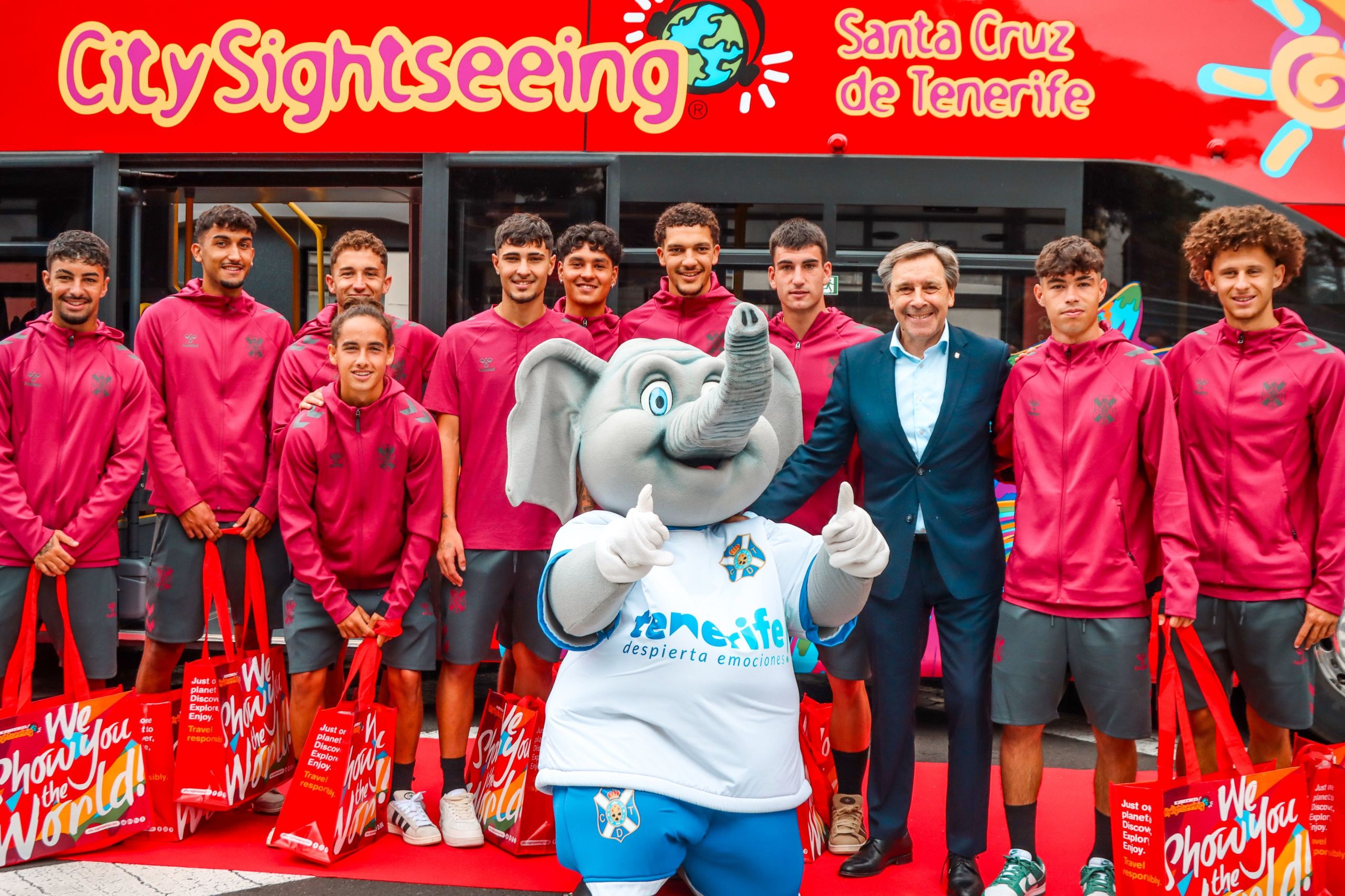 Felipe Miñambres inaugurando la parada en el Heliodoro (CD Tenerife)