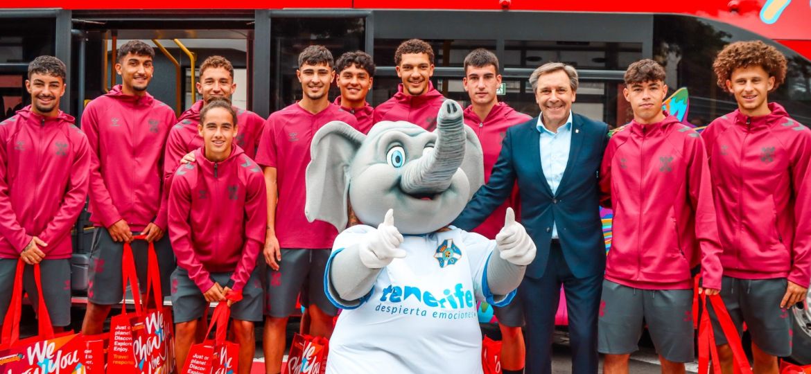 Felipe Miñambres inaugurando la parada en el Heliodoro (CD Tenerife)