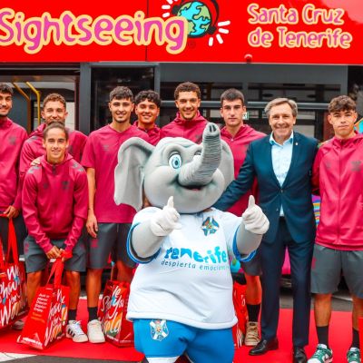 Felipe Miñambres inaugurando la parada en el Heliodoro (CD Tenerife)