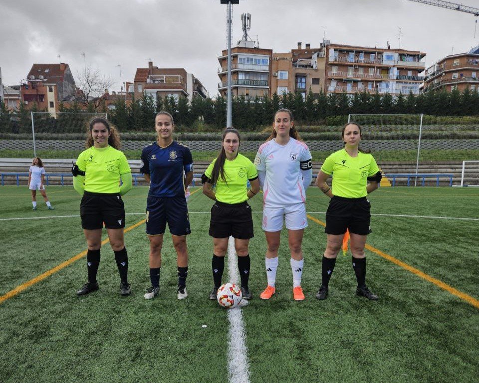 Foto de las capitanas antes del partido (@CDTOficial)
