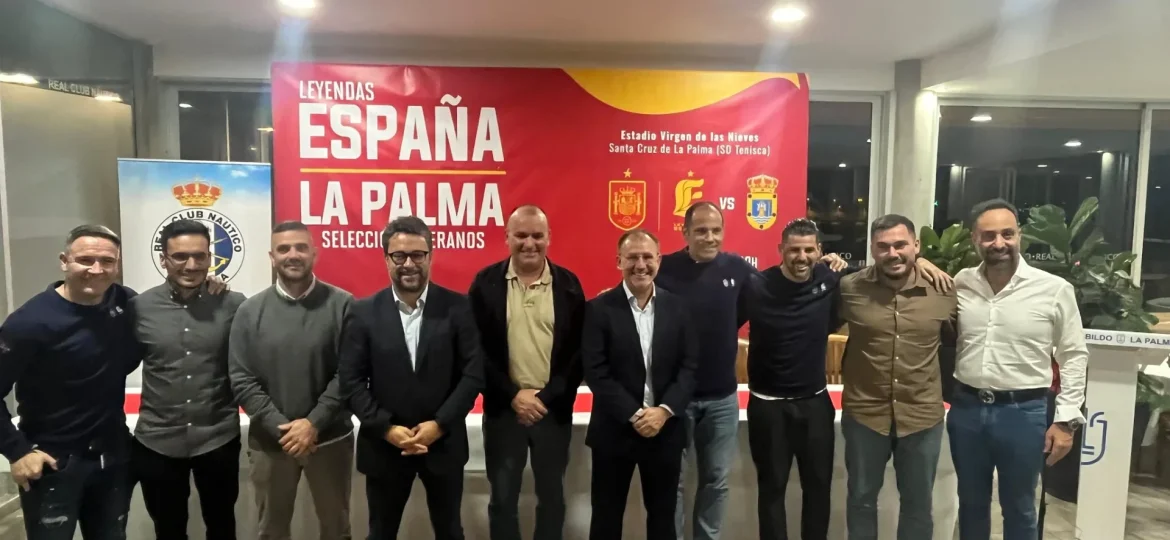 Autoridades e invitados tras la presentación del evento (@leyendasespana)