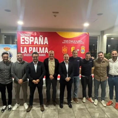 Autoridades e invitados tras la presentación del evento (@leyendasespana)