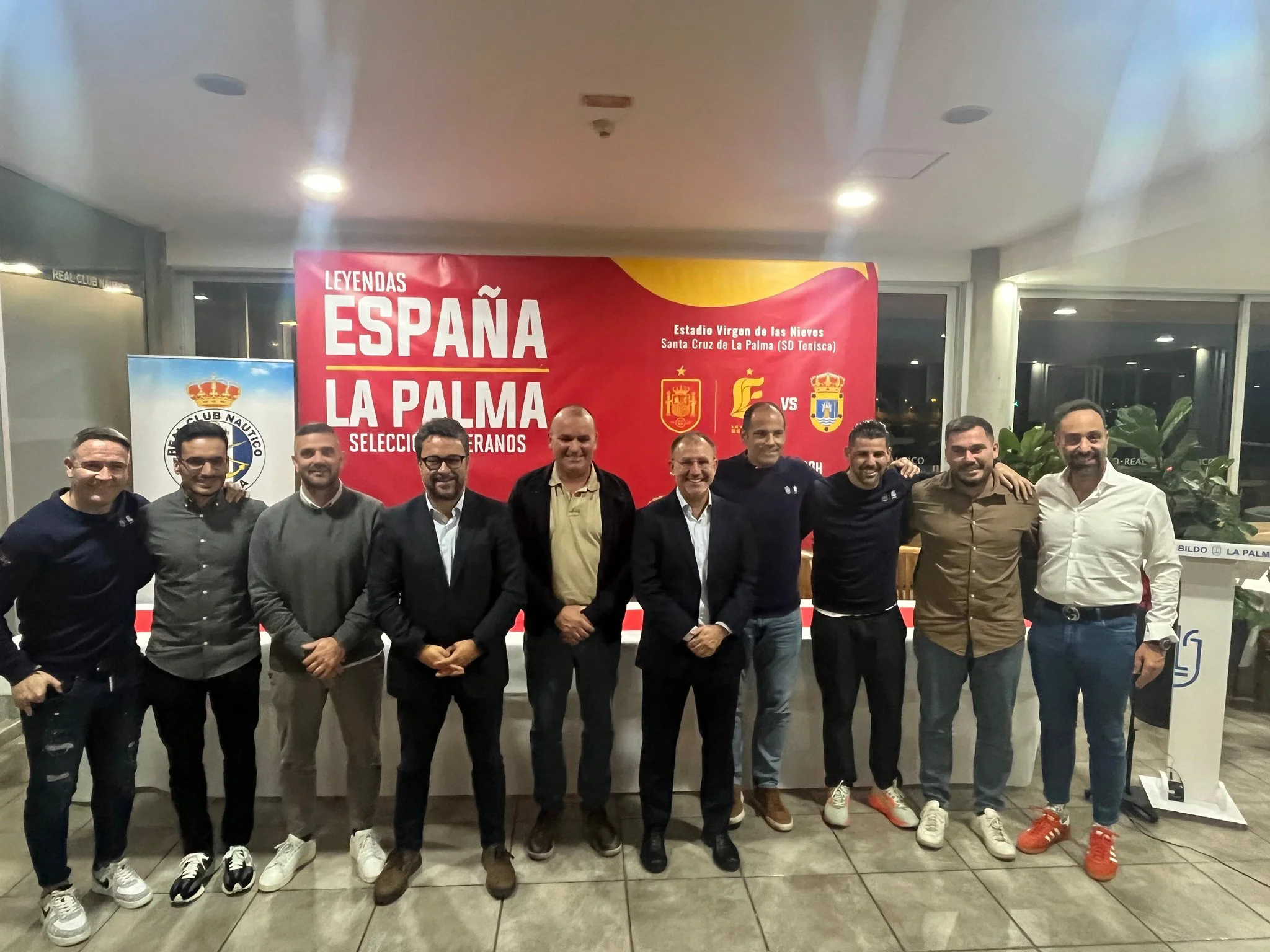 Autoridades e invitados tras la presentación del evento (@leyendasespana)