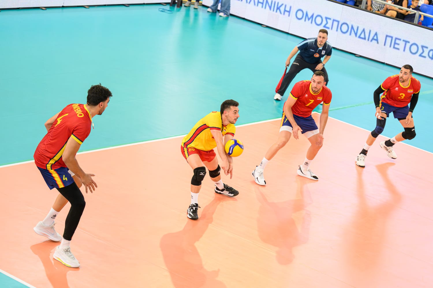 José Osado recibiendo en un partido con España (CEDIDA)