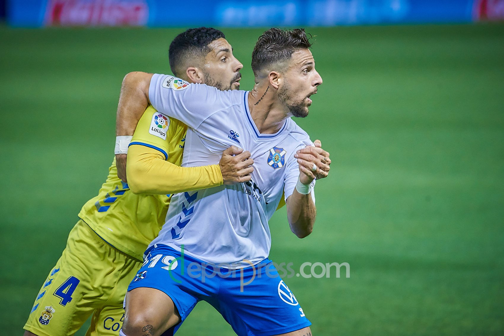 Fran Sol intenta zafarse del pegajoso marcaje de Suárez durante el Tenerife-Las Palmas celebrado en el Heliodoro (Deporpress).