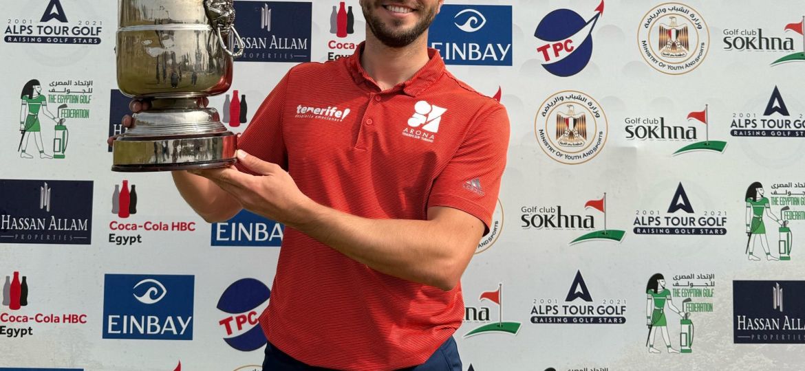 Álvaro Hernández con el título conseguido (Cedida).|Álvaro Hernández durante el torneo (Alps Tour Golf).|Álvaro Hernández en su paso por la competición (Alps Tour Golf).