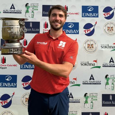 Álvaro Hernández con el título conseguido (Cedida).|Álvaro Hernández durante el torneo (Alps Tour Golf).|Álvaro Hernández en su paso por la competición (Alps Tour Golf).