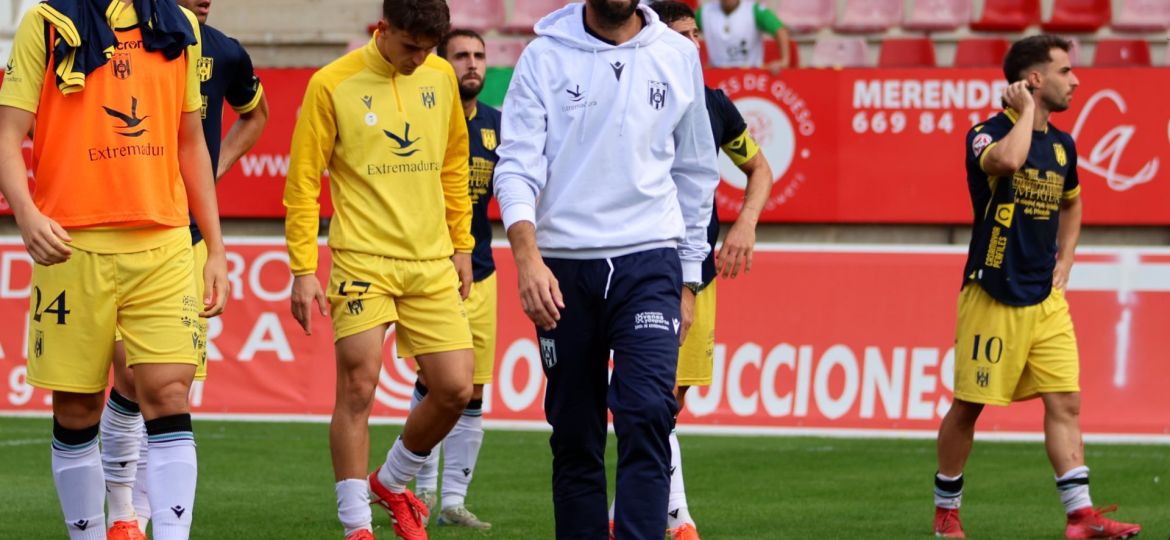Fran Beltrán y los jugadores romanos (@Merida_AD)