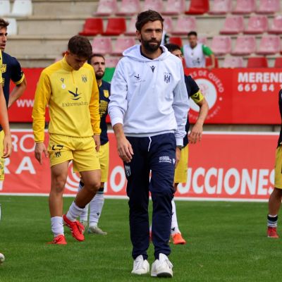 Fran Beltrán y los jugadores romanos (@Merida_AD)